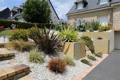 paillage minéral dans un massif de plantes vivaces