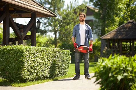 Jardinier heureux utilisant une bineuse