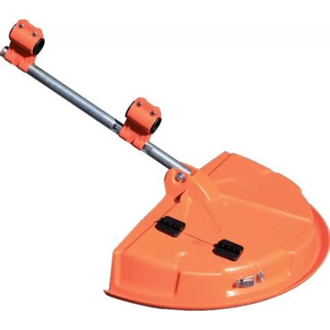 Nettoyage du carter de protection d'une débroussailleuse