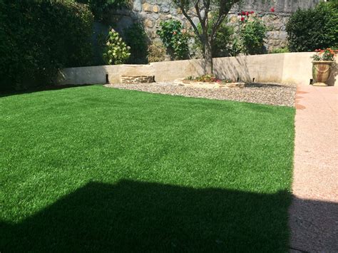 Installation de gazon synthétique haut de gamme dans un jardin résidentiel