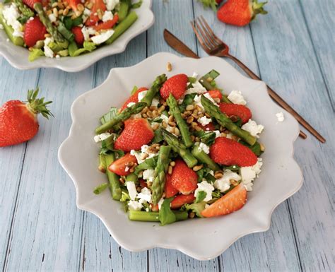 Photo d'une salade printanière composée de fraises, asperges et feta
