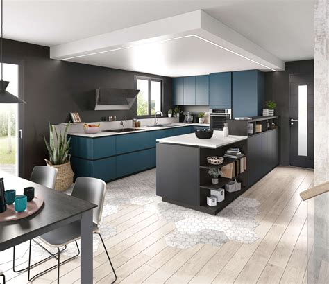 Intérieur d'une villa moderne avec cuisine équipée et vue sur jardin