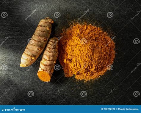 Poudre de curcuma et rhizomes frais