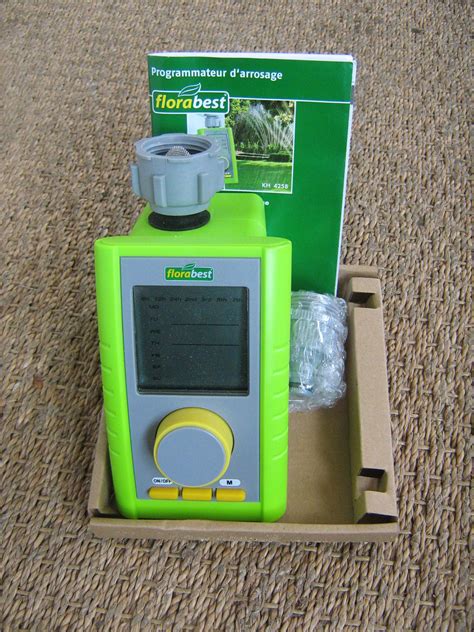 Vue rapprochée du panneau de contrôle LCD d'un programmateur Florabest