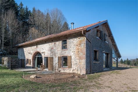 Détail architectural d'une ferme solognote rénovée avec des matériaux naturels