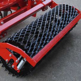 Photo comparative d'un rouleau cage et d'un rouleau packer montés sur herse rotative