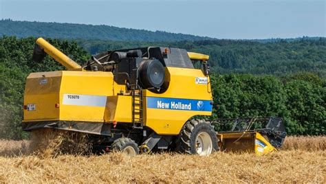 Moissonneuse-batteuse dans un champ de céréales