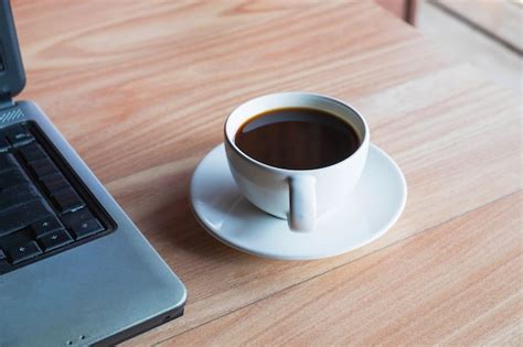Tasse de café fumante sur un bureau de travail