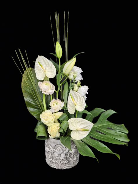 Composition florale élégante incluant des tubéreuses et du feuillage
