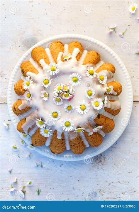 image d'un plat décoré avec des fleurs de lin