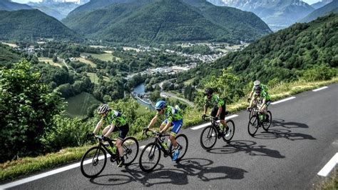 Cycliste en pleine ascension du Semnoz