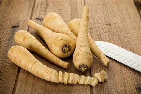 Panais et poires frais sur une planche à découper