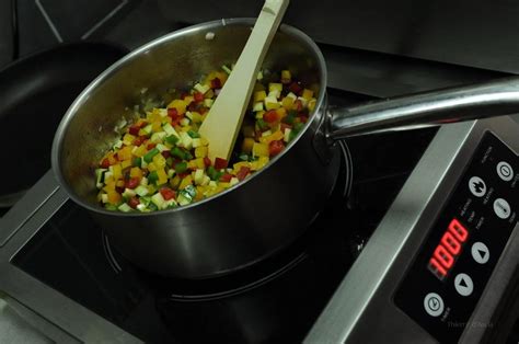 Légumes en train de revenir dans une casserole
