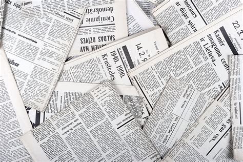 Application de papier journal sur pelouse