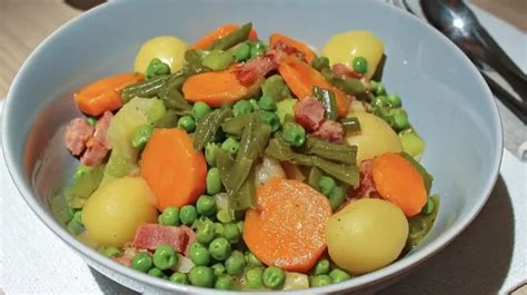 Plat de jardinière de légumes colorée et fondante