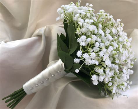 Bouquet de mariage avec du gypsophile