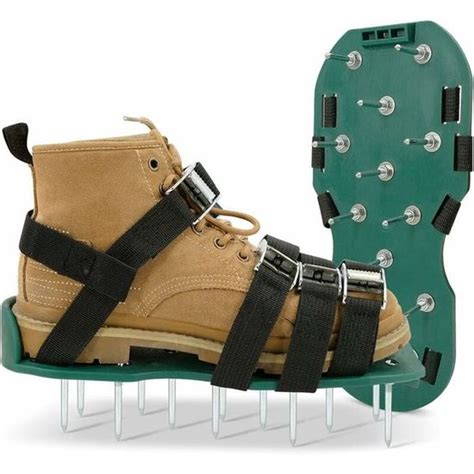 Chaussures aératrices de gazon avec sangles