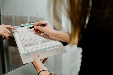 personne remplissant un formulaire en ligne
