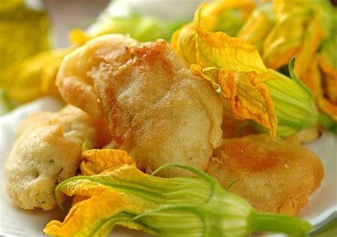 Beignets de fleurs de courgette prêts à être servis