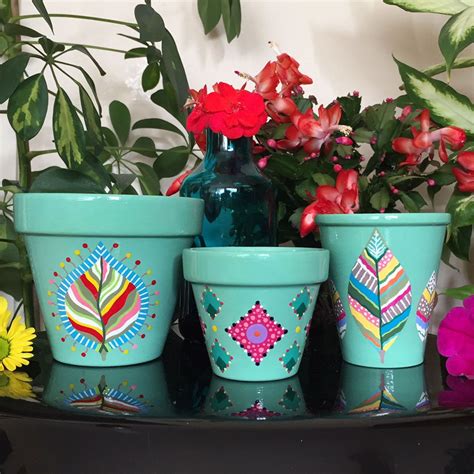 Idées de customisation de pots de fleurs avec de la peinture et des pochoirs
