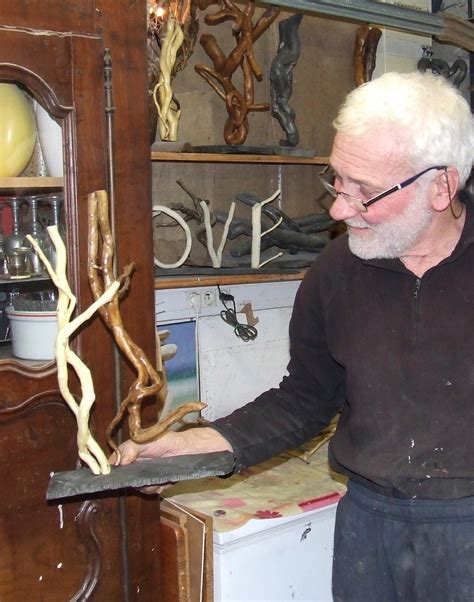 René Le Dily travaillant dans son atelier de Ploubazlanec, entouré de branches de lierre