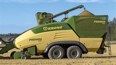 Presse à granulés Krone Premos 5000 en action dans un champ de blé