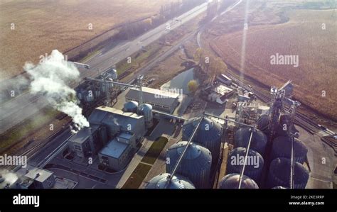 Vue aérienne d'un complexe de stockage et de séchage de paille moderne