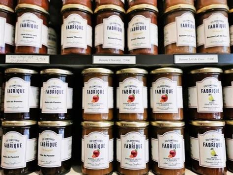 Variété de confitures artisanales avec étiquettes détaillées
