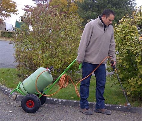 Désherbeur thermique à gaz en action sur une allée