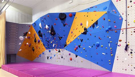 Grimpeur sur un mur d'escalade en salle
