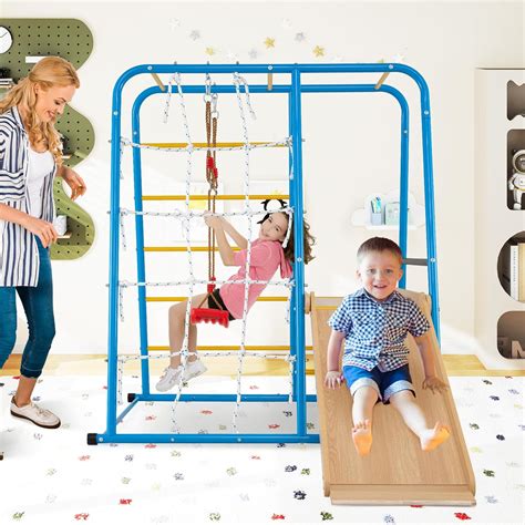 Enfant jouant sur une structure d'escalade intérieure