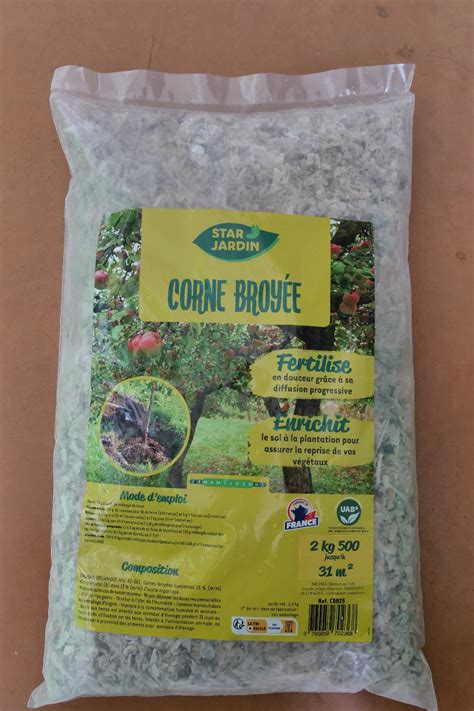 Sacs de corne broyée dans un magasin de jardinage