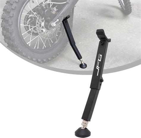 Vue détaillée des roues de transport et de la béquille de la McCulloch MFT44-100