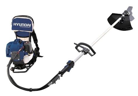Débroussailleuse thermique à dos Hyundai 43 cm³ HDBTD45 en action