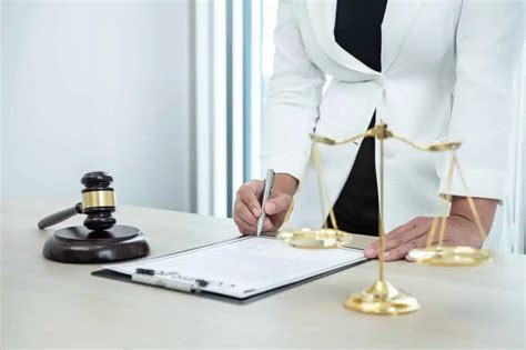 Étudiant en situation professionnelle dans une rédaction ou un cabinet juridique