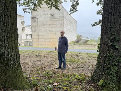 Christophe Boureux devant l'abbaye de La Tourette