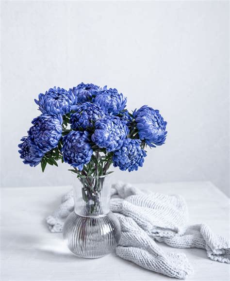 Un bouquet d'hortensias bleus dans un vase en cristal