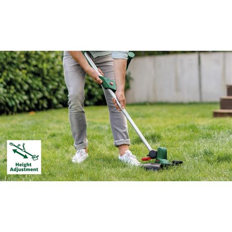 Un jardinier utilisant un coupe-bordure sans fil Bosch pour tailler les bords d'une pelouse