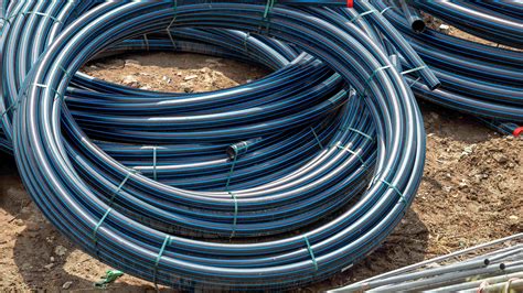Paysagiste installant un réseau de tuyaux en polyéthylène