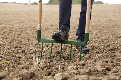 Illustration des outils essentiels du jardinier permacole : serfouette, grelinette et croc