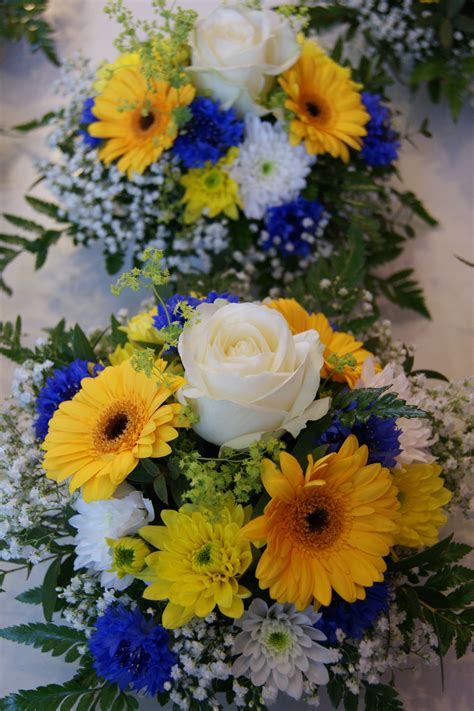 Composition florale avec des fleurs jaunes, bleues et blanches