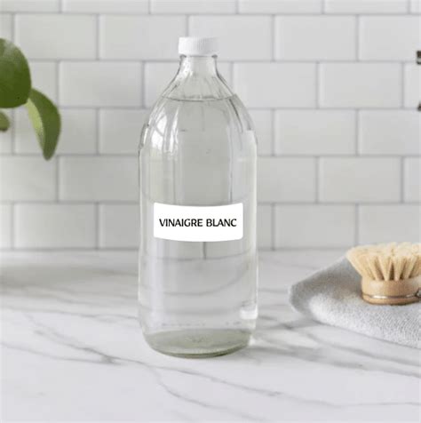 bouteille de vinaigre blanc et outils de jardinage