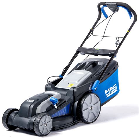 Tondeuse à gazon électrique Mac Allister en action dans un petit jardin