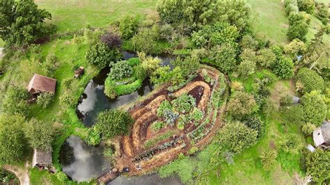 Jardins en buttes circulaires du Mandala à la Ferme du Bec Hellouin