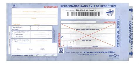 Main tendant un courrier recommandé avec accusé de réception