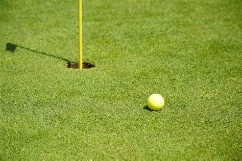 Un jardinier travaillant sur un green de golf