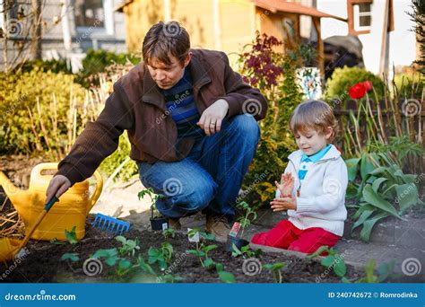 Enfants jardinant dans un petit potager, plantant des graines