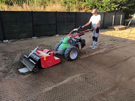 Outils de préparation du sol pour gazon