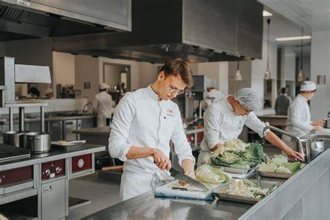 Chefs de cuisine en formation sur l'intégration du bio en restauration scolaire