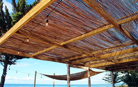 Illustration d'une pergola adossée avec toiture en canisse